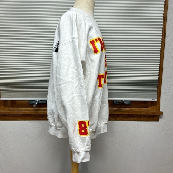 Gildan White I’m Here For Taylor Chiefs 87 with Taylor Swift Patches Sweatshirt - Picture 4 of 12